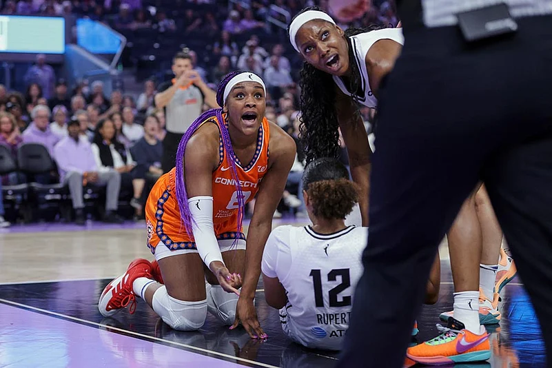 WNBA basketball game Golden State Valkyries vs Connecticut Sun in San Francisco_Kaila Charles