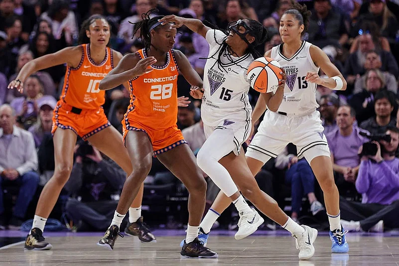 WNBA basketball game Golden State Valkyries vs Connecticut Sun in San Francisco_Tiffany Hayes