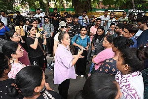 | Photo: Sonu Mehta/Hindustan Times via Getty Images : Dog lovers gather outside Supreme Court