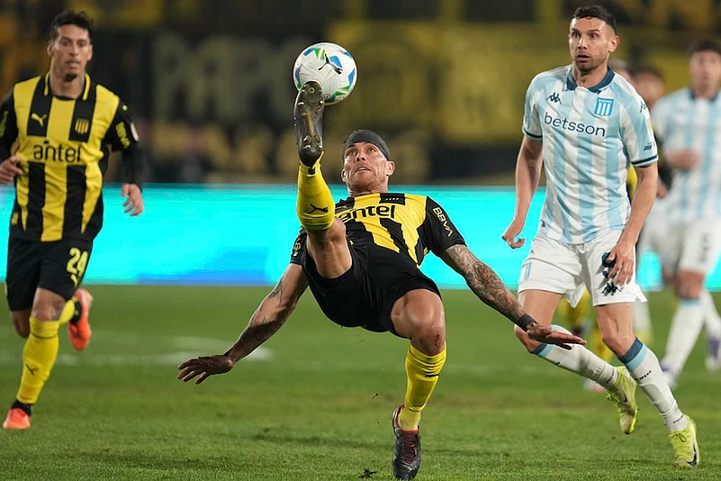 Copa Libertadores soccer Penarol FC vs Racing Club photos: Oscar Mendez