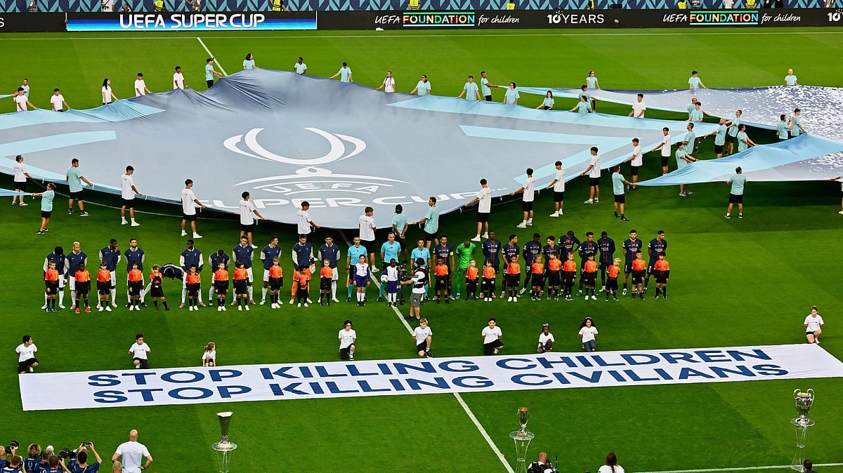  (AP Photo/Denes Erdos) : The players line up before the UEFA Super Cup soccer match between Paris Saint-Germain and Tottenham Hotspur in Udine, Italy, Wednesday, Aug. 13, 2025.