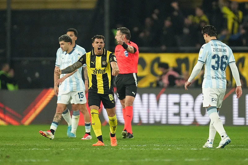 Copa Libertadores soccer Penarol FC vs Racing Club photos: David Terans