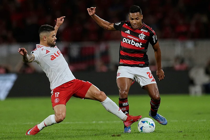 Copa Libertadores soccer Flamengo vs Internacional photos: Alex Sandro