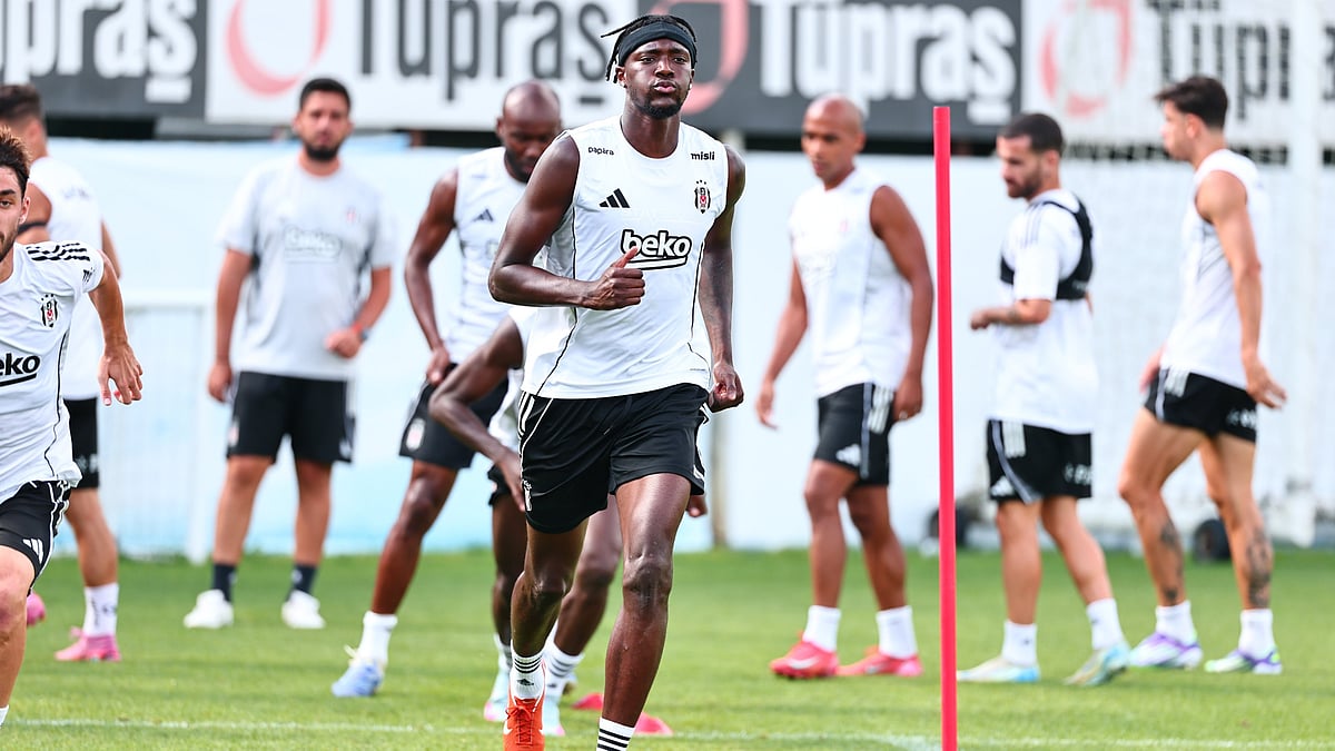 | Photo: X/Besiktas : Besiktas vs St Patrick's Athletic, UEFA Conference League Qualifiers: Besiktas' Tammy Abraham in pre-match training ahead of the third round second leg match.
