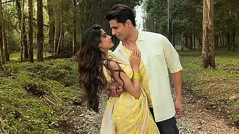 Param Sundari lands in trouble for a scene in trailer - YouTube