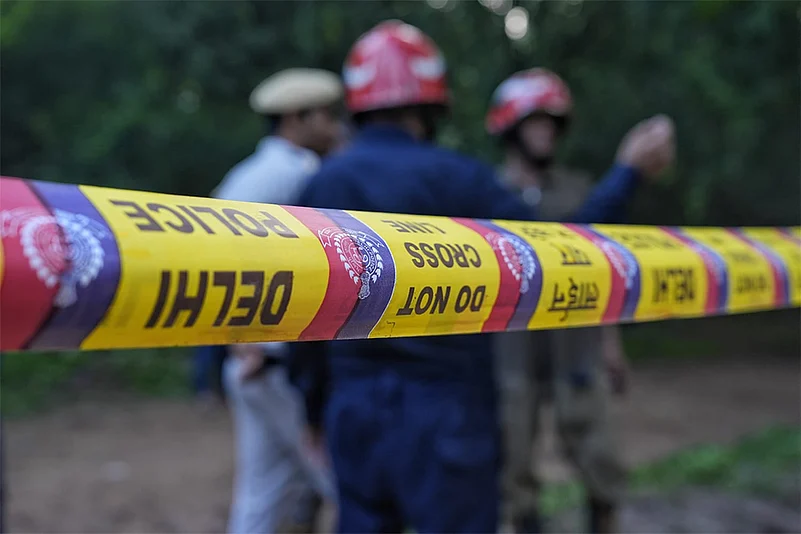 Wall of Patte Shah Dargah near Humayuns Tomb collapses in Delhi_5