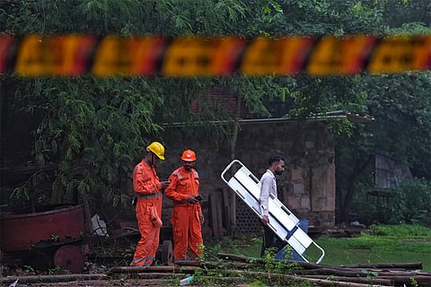 Wall of the dargah near Humayun's Tomb collapses