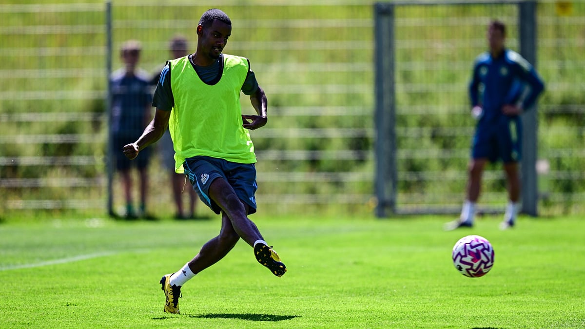 Alexander Isak trains on his own at Newcastle - null