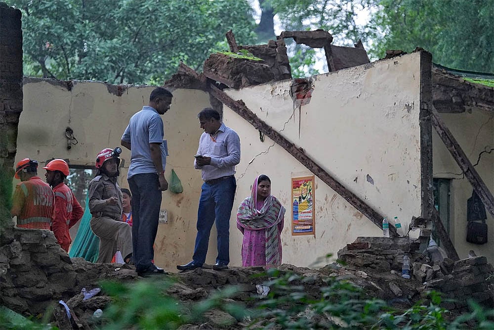 | Photo: Suresh K Pandey/Outlook : Wall of Dargah near Humayun's Tomb collapses