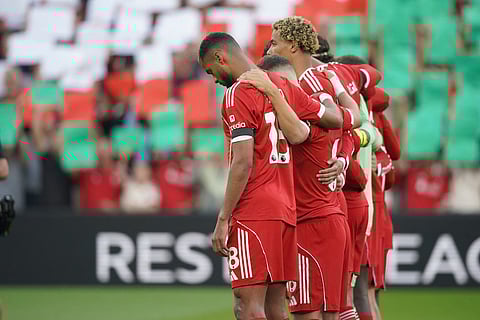 Liverpool players observe a moment of silence for the late Liverpool player Diogo Jota