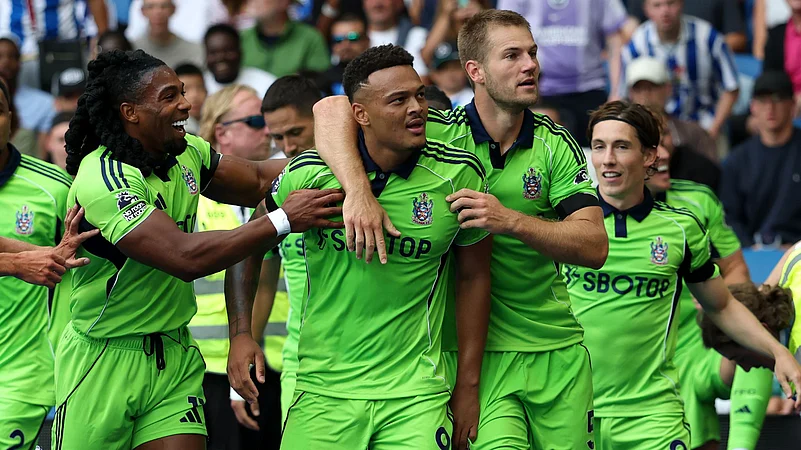 Fulham celebrate Munizs equaliser against Brighton