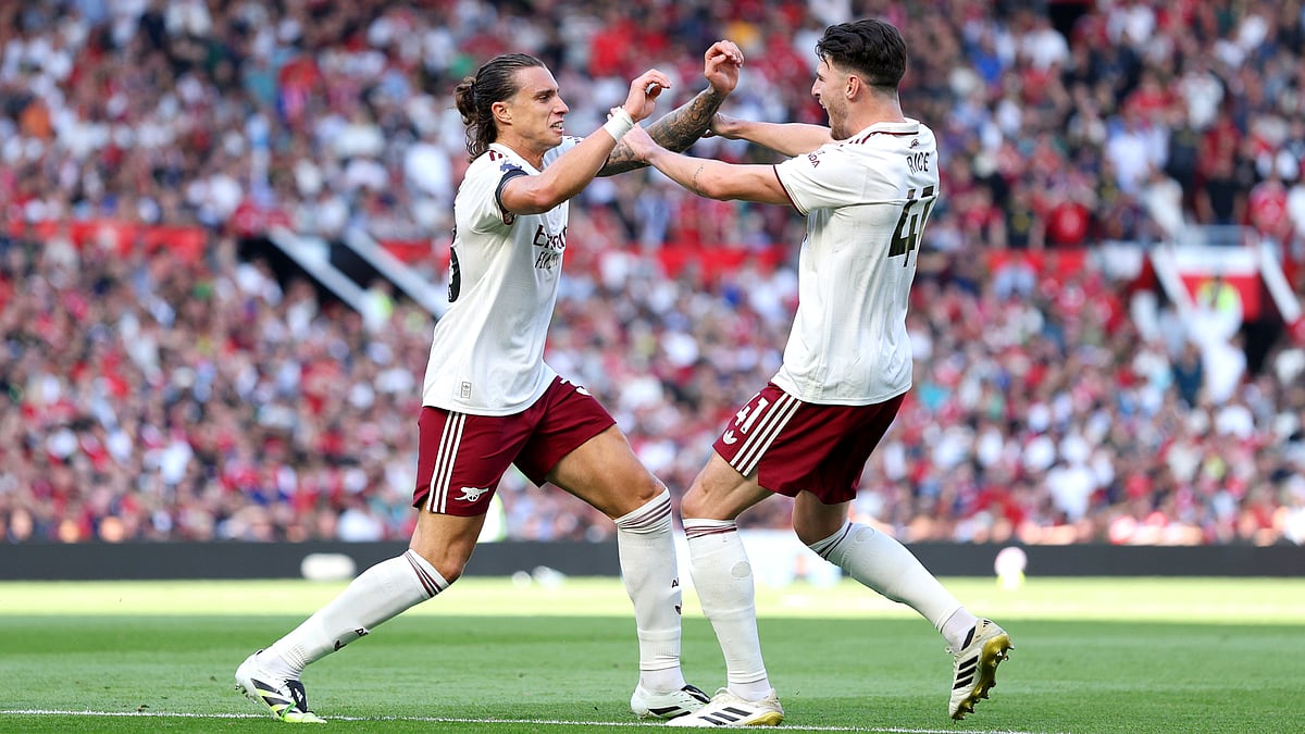 Riccardo Calafiori celebrates with Declan Rice after scoring