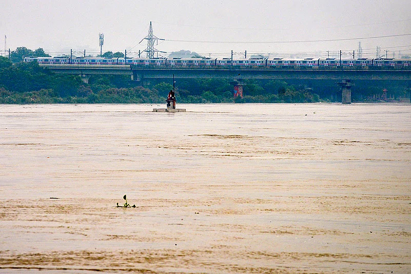 Delhi: Yamuna water level crosses danger mark
