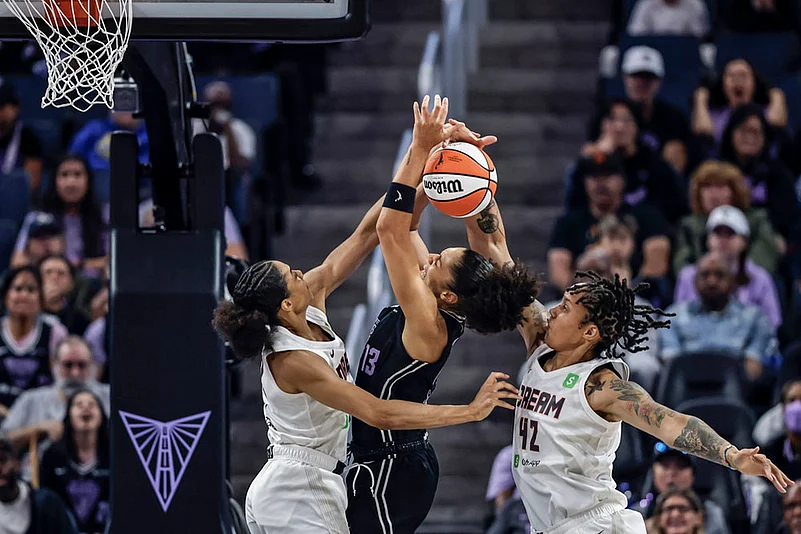 WNBA Basketball game Atlanta Dream vs Golden State Valkyries_Janelle Salaün