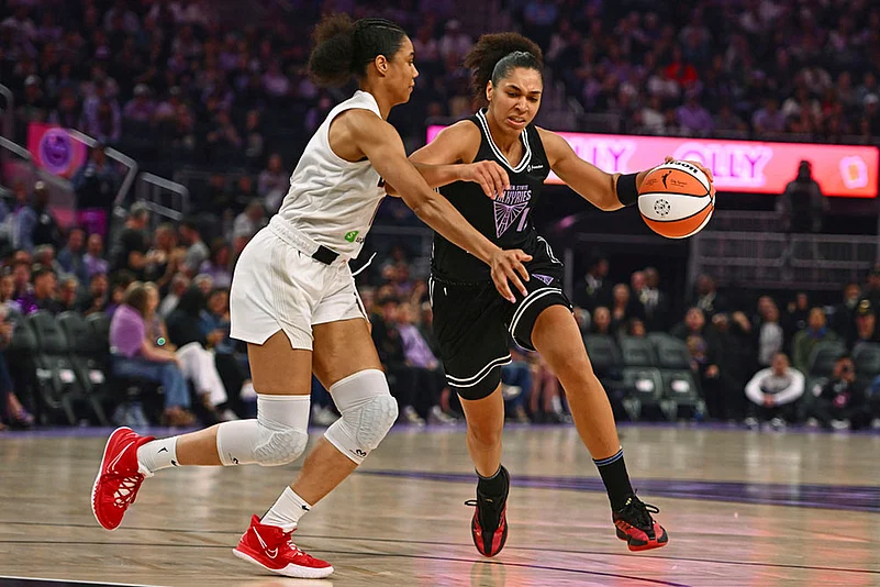 WNBA Basketball game Atlanta Dream vs Golden State Valkyries_Janelle Salaun