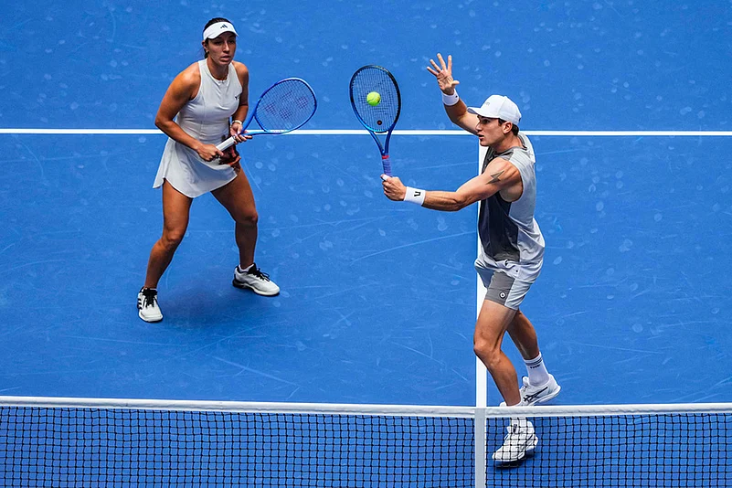 US Open 2025 Mixed Doubles Jack Draper and Jessica Pegula vs Emma Raducanu and Carlos Alcaraz_3