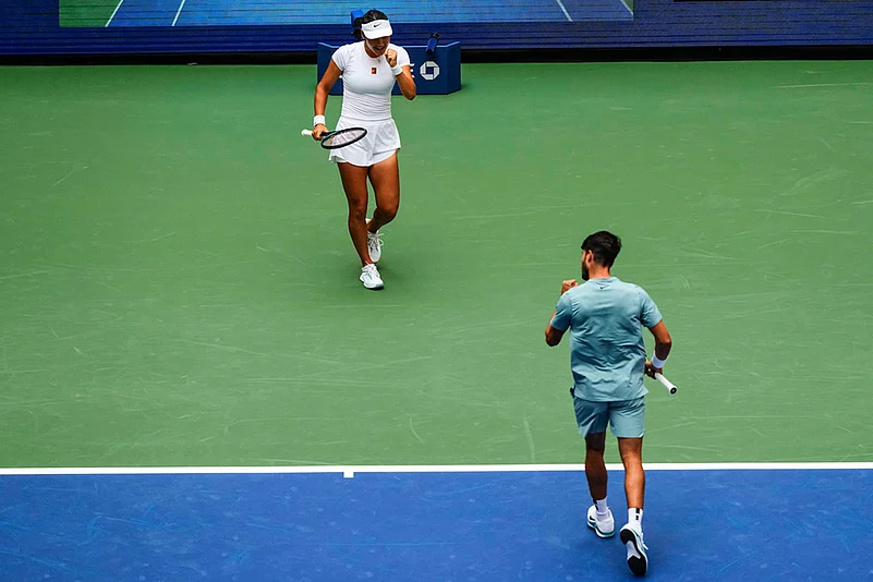 US Open 2025 Mixed Doubles Jack Draper and Jessica Pegula vs Emma Raducanu and Carlos Alcaraz_4