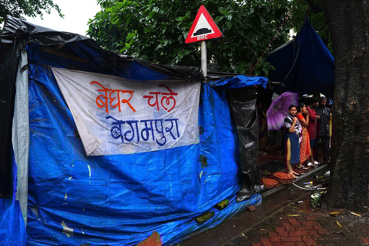Since August 18, everyone who stays on the footpath of Hiranandani Colony near Jai Bhim Nagar has been under the anxiety of losing their housing.  - Dinesh Parab/Outlook
