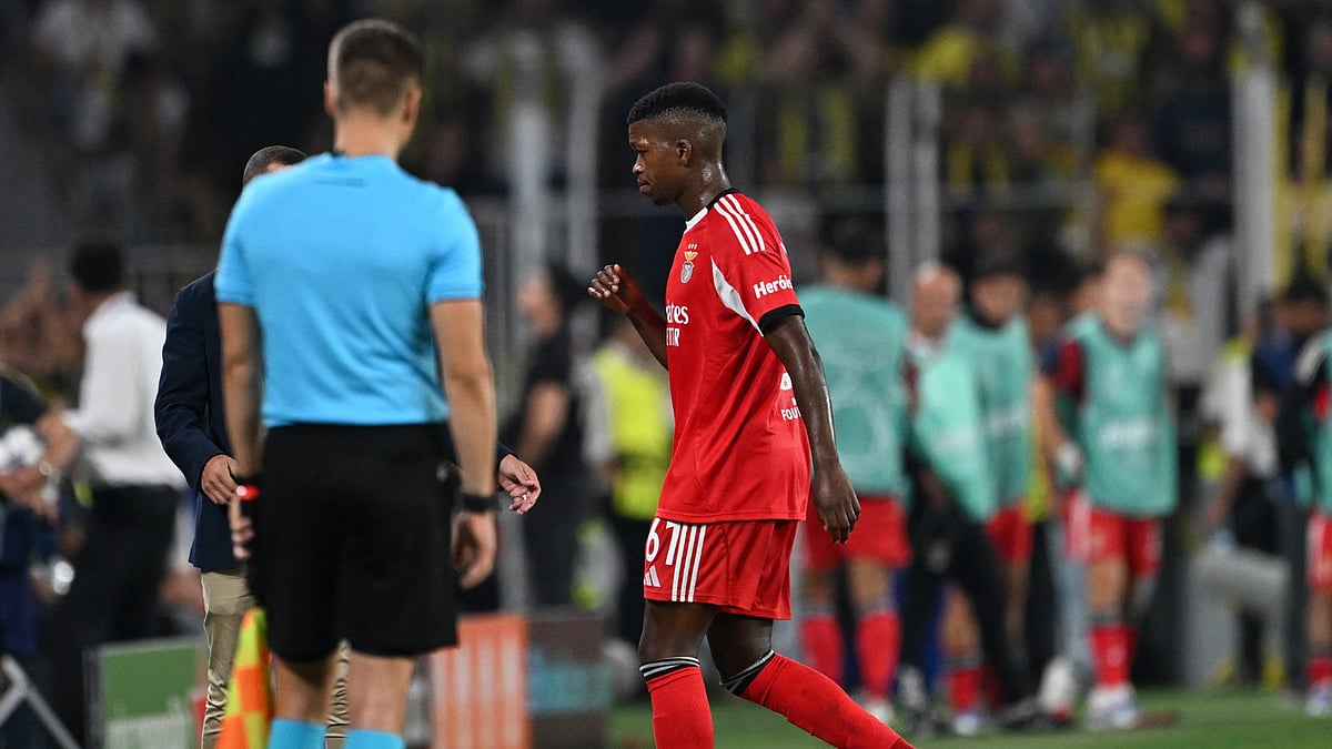 Benfica's Florentino was sent off against Fenerbahce