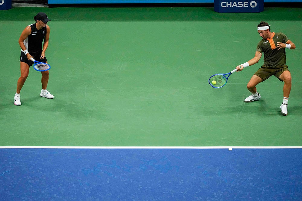 | Photo: AP/Yuki Iwamura : US Open Tennis Mixed Doubles Semi Finals: C Ruud-I Swiatek vs J Draper-J Pegula