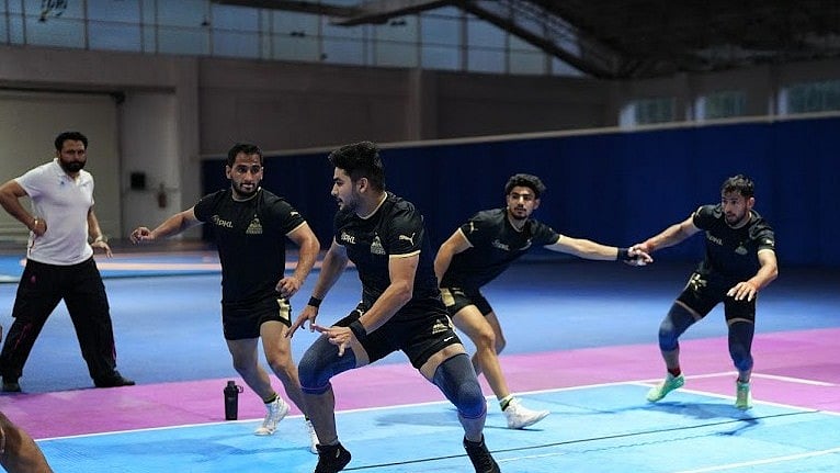 Haryana Steelers : Coach Manpreet Singh closely monitors Haryana Steelers
’s raiding strategies as they aim to defend their PKL trophy.