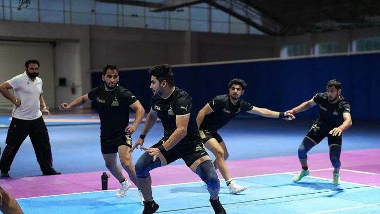 Coach Manpreet Singh closely monitors Haryana Steelers
’s raiding strategies as they aim to defend their PKL trophy. - Haryana Steelers