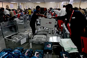 Photo by Bachchan Kumar/Hindustan Times via Getty Images : Election officials carry a (EVM) ballot box for distribution for constituency election scheduled on 20th May 2024 at Agri Koli Bhavan Nerul,, on May 18, 2024 in Navi Mumbai, India.