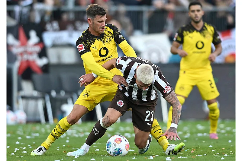 Bundesliga 2025-26 St. Pauli vs Borussia Dortmund soccer match_Louis Oppie