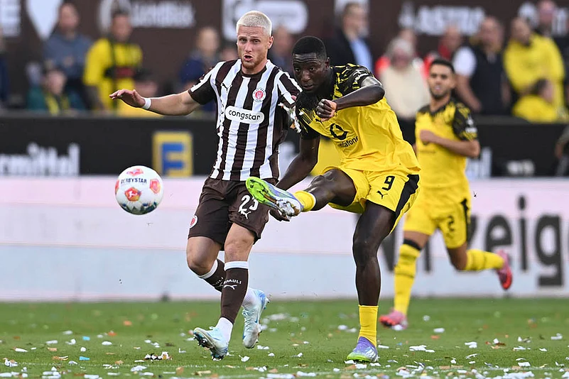 Bundesliga 2025-26 St. Pauli vs Borussia Dortmund soccer match_Louis Oppie
