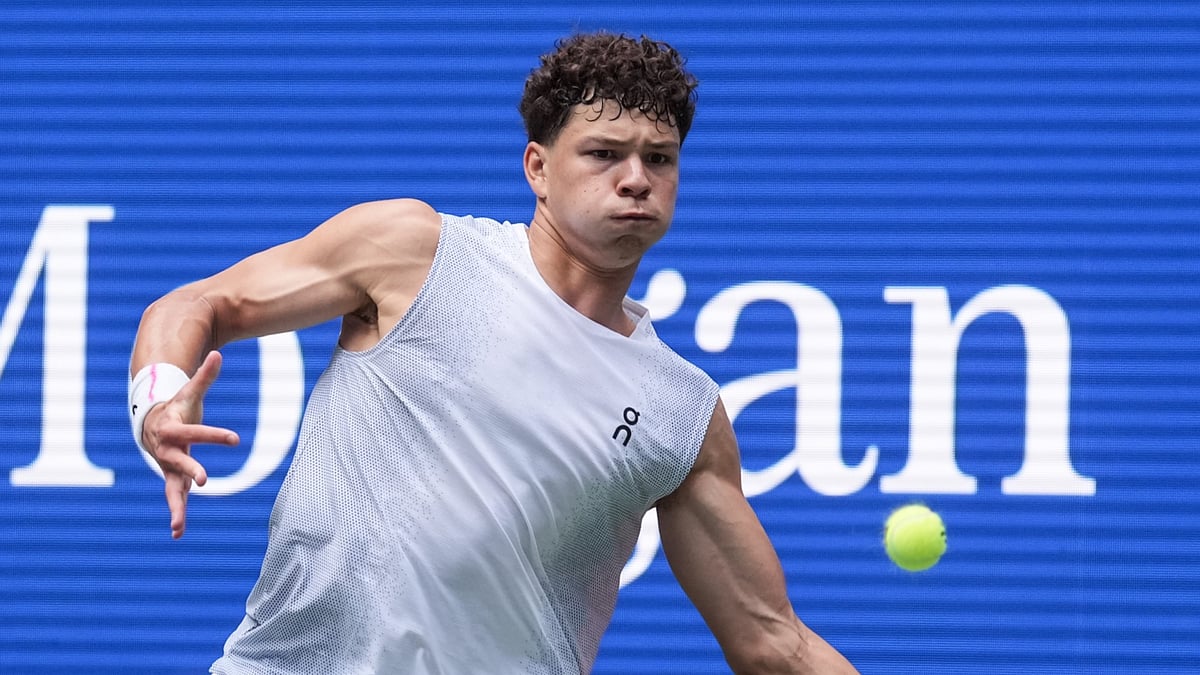 Ben Shelton cruised into round two