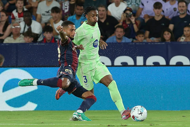 La Liga 2025-26 Levante UD vs FC Barcelona soccer match_Jeremy Toljan