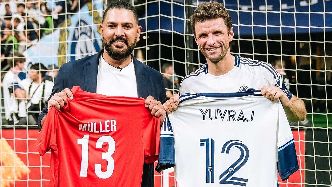 Instagram/canadasuper60 : Muller and Yuvraj shared a light moment, capped by an exchange of jerseys symbolizing mutual respect and admiration.