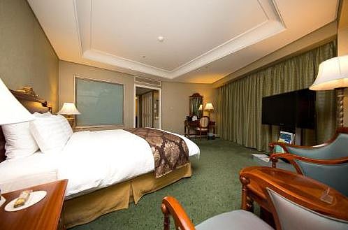 가구가 갖춰진 호텔 객실