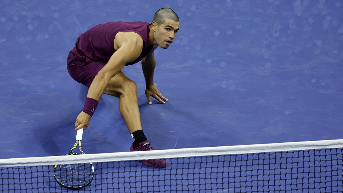 | Photo: AP/Adam Hunger : Carlos Alcaraz, of Spain, returns a shot to Reilly Opelka, of the United States, during the first round of the U.S. Open tennis championships, Monday, Aug. 25, 2025, in New York.