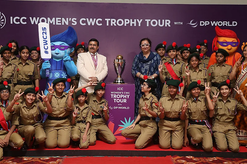 ICC Women’s World Cup 2025 Trophy Tour in Indore_Students of Sanmati Higher Secondary School