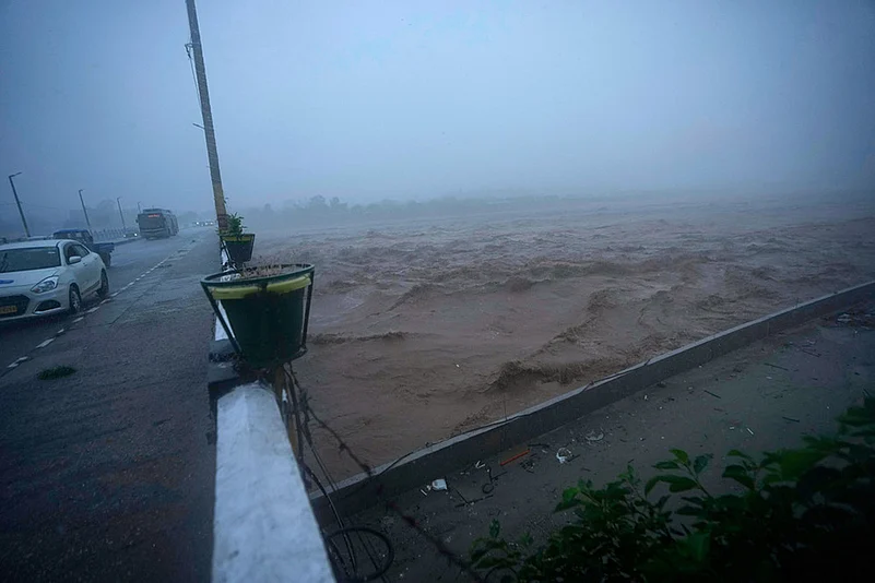 Jammu & Kashmir weather, Landslide and floods after rains_