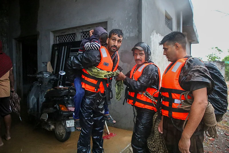 Jammu & Kashmir weather, Landslide and floods after rains_2