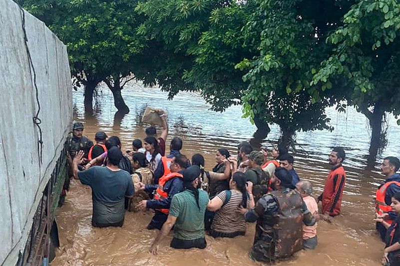 Jammu & Kashmir weather, Landslide and floods after rains_Rescue operation