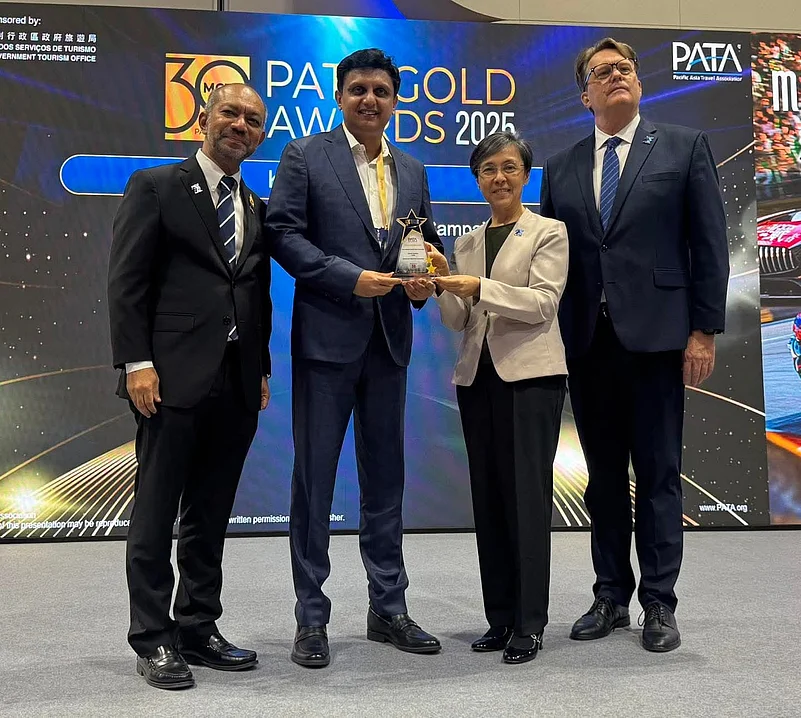 Shri P. A. Mohamed Riyas, Minister for Tourism and Public Works receiving the award