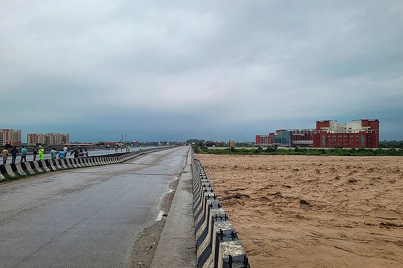 Jammu & Kashmir weather, Landslide and floods after rains_Jammu-Pathankot NH