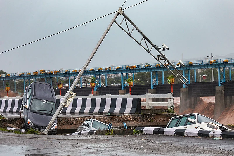 Jammu & Kashmir weather, Landslide and floods after rains_Tawi Bridge damaged