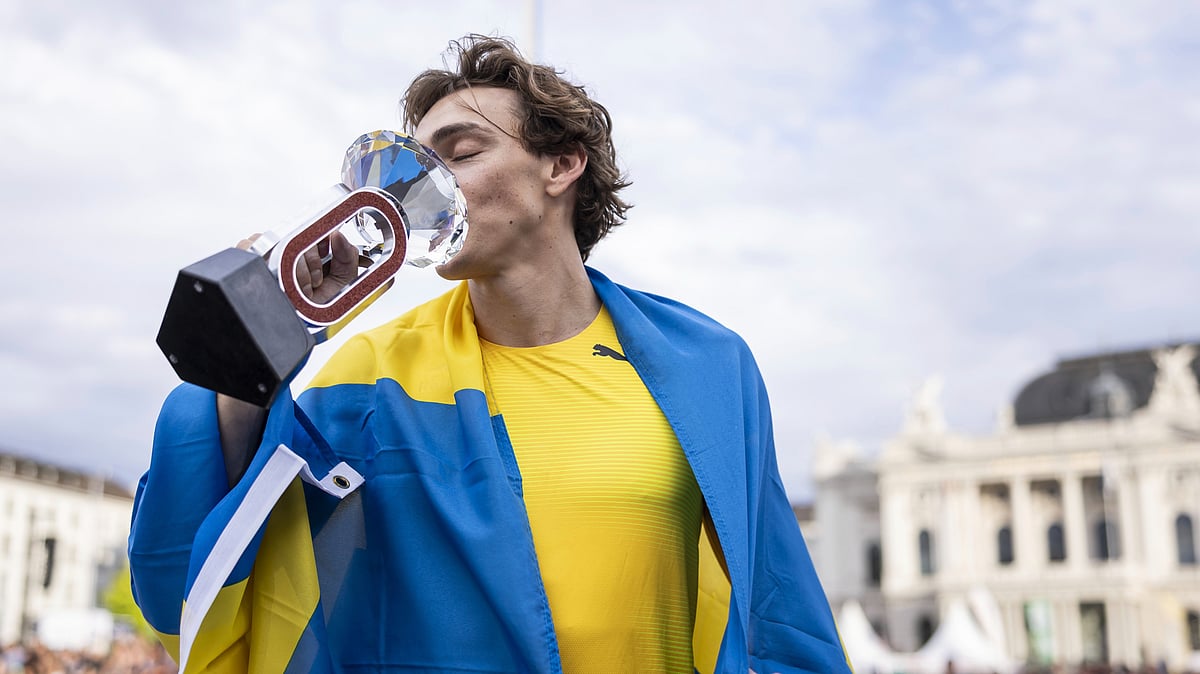  (Michael Buholzer/Keystone via AP) : Armand Duplantis of Sweden celebrates with the trophy after winning the pole vault men competition at the Wanda Diamond League Final 2025 athletics meeting in Zurich, Switzerland, Wednesday, Aug. 27, 2025.
