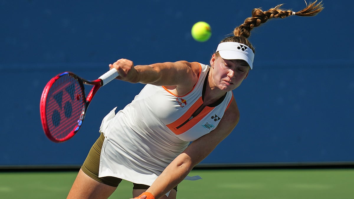 | Photo: AP/Kirsty Wigglesworth : Elena Rybakina, of Kazakhstan, serves to Julieta Pareja, of the United States, during the first round of the US Open tennis championships, Monday, Aug. 25, 2025, in New York.