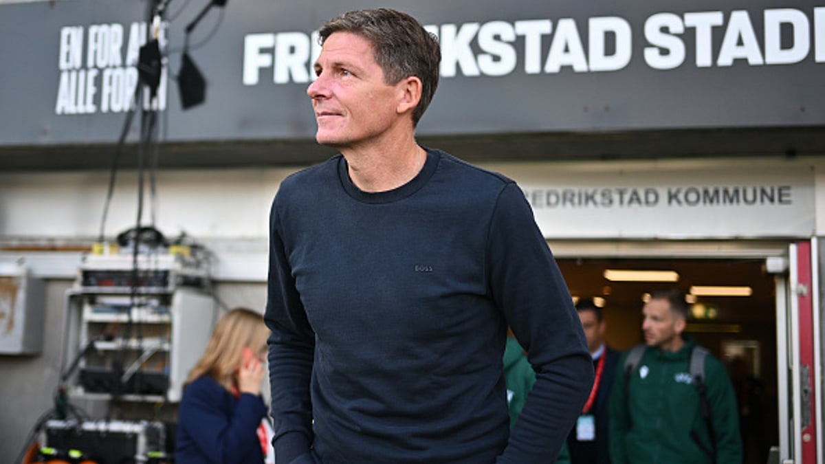 File : File photo of Oliver Glasner on the touchline during Crystal Palace's match against Fredrikstad.