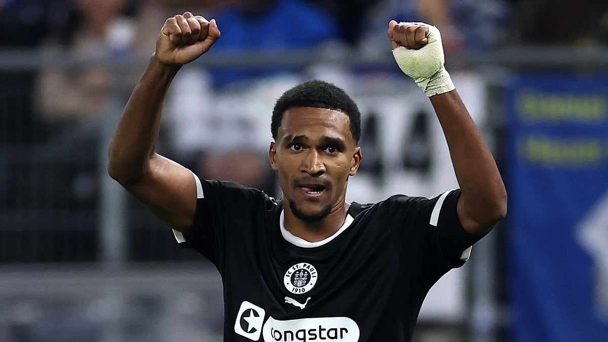 Andreas Hountondji celebrates scoring St. Pauli's second goal as they defeat Hamburg.