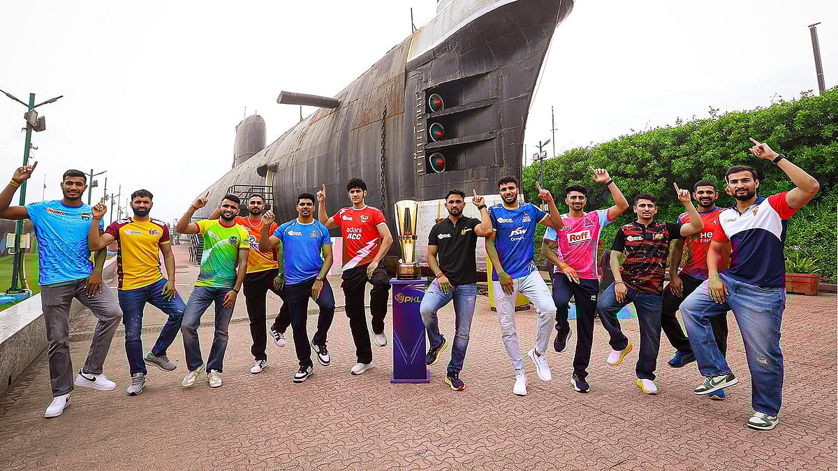 X/ProKabaddi : Players of the PKL teams posing with the trophy.