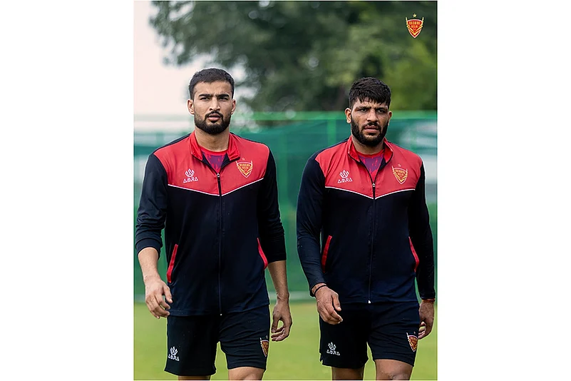 Two raiders, one frame. Ashu and Mohit mean business.