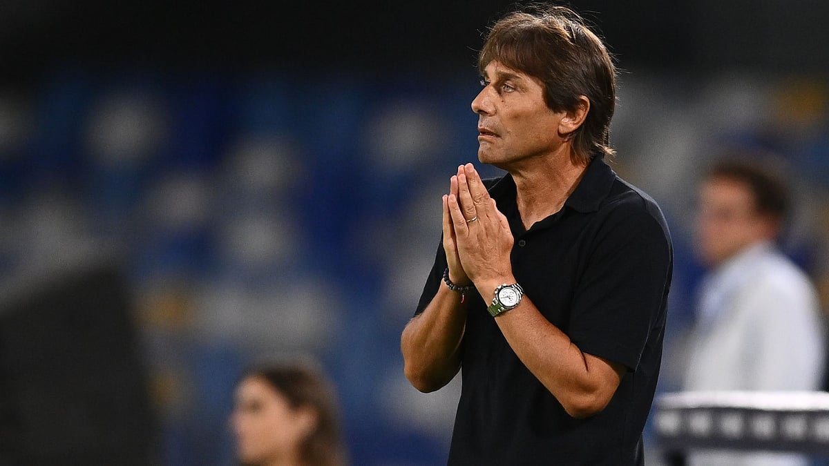 Antonio Conte on the touchline for Napoli against Cagliari.
