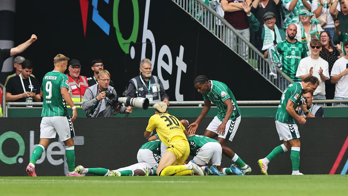 Werder Bremen celebrate a late equaliser against Bayer Leverkusen