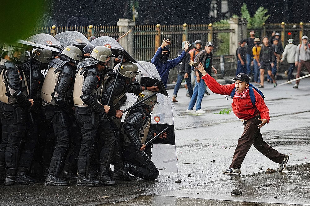 | Photo: AP/Achmad Ibrahim : Indonesia protests